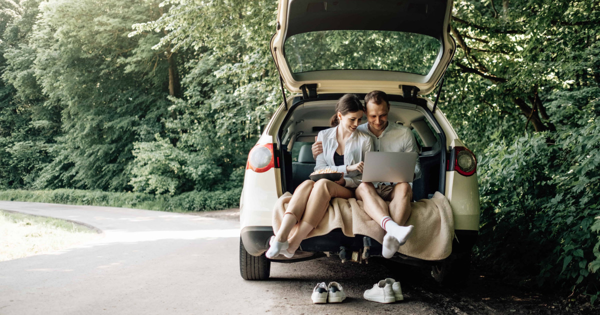 Par sjedi u autu i ispunjava upitnik za online auto osiguranje