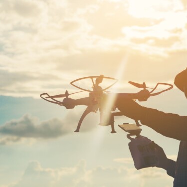 Čovjek na suncu sprema svoj dron kojeg je osigurao za let